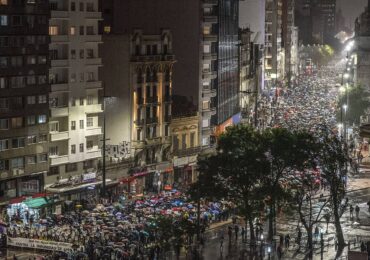 Ουρουγουάη: Ο φιλελεύθερος Λακάγιε Που ψηφίζει για κατάσταση πολιορκίας