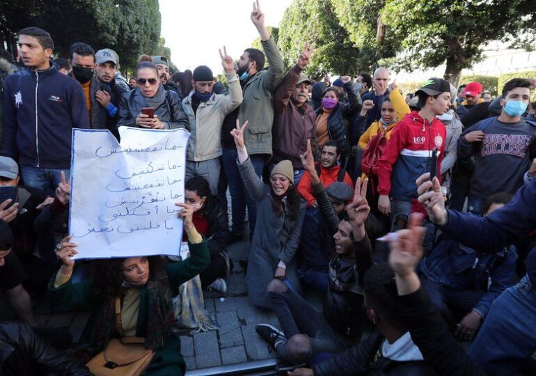 10 χρόνια μετά την "Αραβική Άνοιξη" νέα λαϊκή εξέγερση στην Τυνησία.