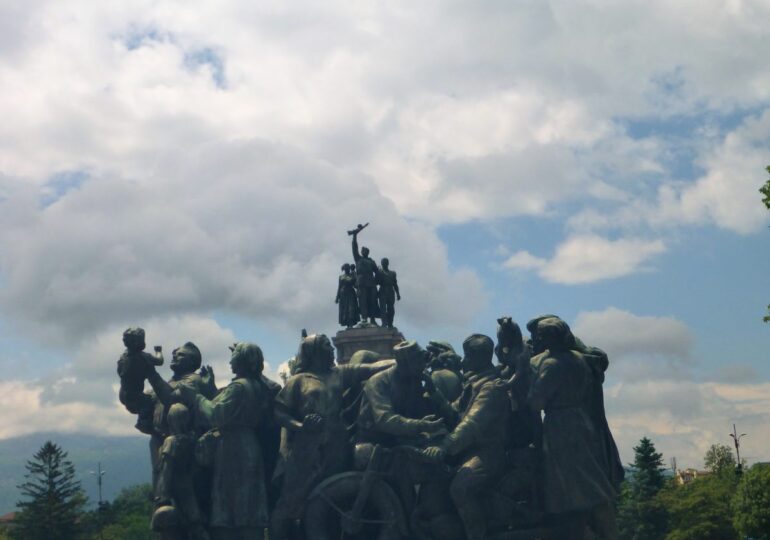 Κατεδαφίστηκε το άγαλμα του απελευθερωτή Κόκκινου Στρατού στη Σόφια