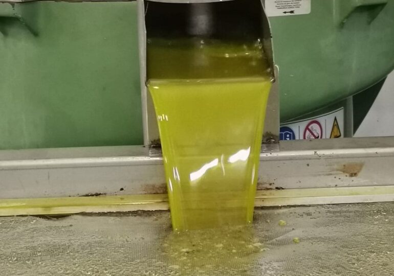 Πίσω από την επιφάνεια τιμής του λαδιού υπάρχει η άβυσσος